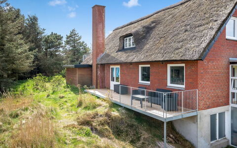 Irlin - 800M from the Sea: Dak, Huis, Land Lot, Huis, Verblijf, Landgoed, Garden Gebouwen, Schaduw, Blokhut, Landscaping