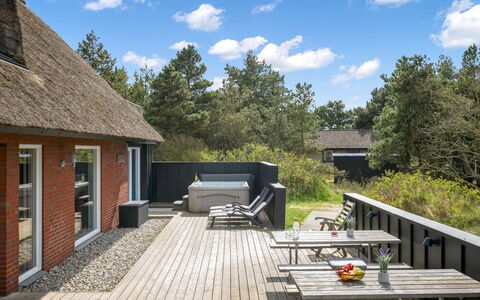 Irlin - 800M from the Sea: Dak, Huis, Land Lot, Huis, Verblijf, Landgoed, Garden Gebouwen, Schaduw, Blokhut, Landscaping