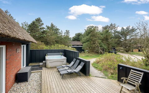 Irlin - 800M from the Sea: Dak, Huis, Land Lot, Huis, Verblijf, Landgoed, Garden Gebouwen, Schaduw, Blokhut, Landscaping