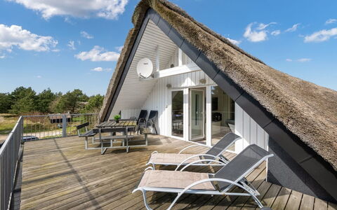 Irlin - 800M from the Sea: Dak, Huis, Land Lot, Huis, Verblijf, Landgoed, Garden Gebouwen, Schaduw, Blokhut, Landscaping