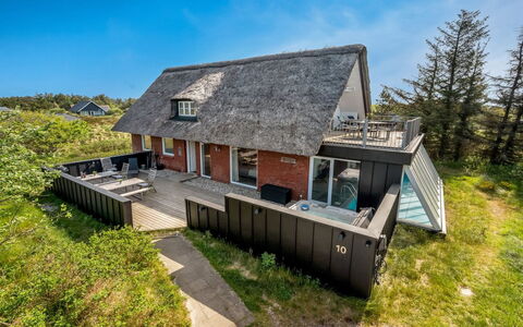 Irlin - 800M from the Sea: Dak, Huis, Land Lot, Huis, Verblijf, Landgoed, Garden Gebouwen, Schaduw, Blokhut, Landscaping