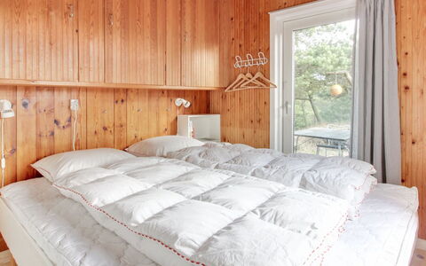 Kanutte - 400M from the Sea: Slaapkamer, Hout, Laken, Bed, Bedding, Interieur Ontwerp, Meubilair, Linens, Huis, Verdieping