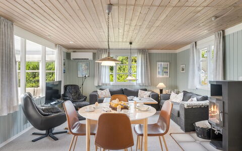 Yardila - 1.5Km from the Sea: Interieur Ontwerp, Meubilair, Hout, Plafond, Flooring, Lichte Inrichting, Woonkamer, Huis, Verdieping, Stoel