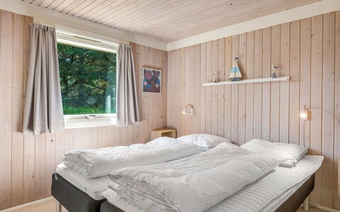 Yardila - 1.5Km from the Sea: Bed, Slaapkamer, Laken, Hout, Bedding, Interieur Ontwerp, Meubilair, Plafond, Verdieping, Bed Frame