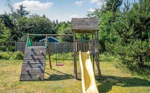 Yardila - 1.5Km from the Sea: Dia Van De Speelplaats, Speeltoestel, Openbare Ruimte, Chute, Speelplaats, Tuin, Gazon, Backyard, Schaduw, Park