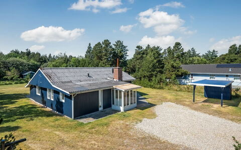 Yardila - 1.5Km from the Sea: Gebouw, Gras, Huis, Dak, Huis, Woongebied, Verblijf, Plain, Land Lot, Landgoed