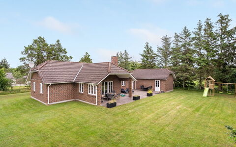 Hjalmsvider - 1Km from the Sea: Huis, Huis, Dak, Woongebied, Verblijf, Landgoed, Boerderij, Gazon, Landscaping, Siding