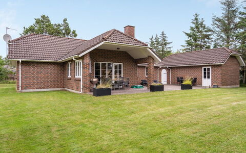 Hjalmsvider - 1Km from the Sea: Huis, Huis, Dak, Woongebied, Verblijf, Landgoed, Boerderij, Gazon, Landscaping, Siding