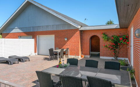 Stefan - 500M from the Sea: Huis, Dak, Huis, Verblijf, Schuur, Garden Gebouwen, Siding, Werf, Blokhut, Hut