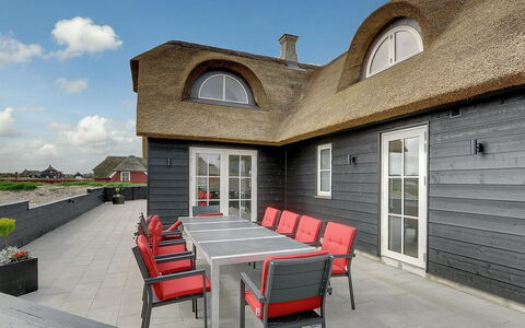 Dorte - 200M from the Sea: Struik, Stedelijk Ontwerp, Groundcover, Steen, Appartement, Landgoed, Metselwerk, Balkon, Landscaping
