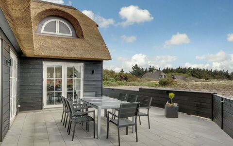 Dorte - 200M from the Sea: Struik, Stedelijk Ontwerp, Groundcover, Steen, Appartement, Landgoed, Metselwerk, Balkon, Landscaping