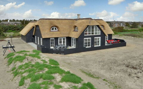Dorte - 200M from the Sea: Struik, Stedelijk Ontwerp, Groundcover, Steen, Appartement, Landgoed, Metselwerk, Balkon, Landscaping