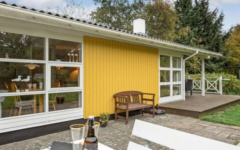 Arnelung - 1.9Km from the Sea: Struik, Stedelijk Ontwerp, Groundcover, Steen, Appartement, Landgoed, Metselwerk, Balkon, Landscaping