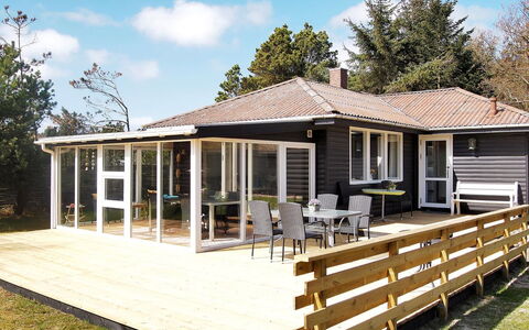 Dane - 500M from the Sea: Dak, Huis, Land Lot, Huis, Verblijf, Landgoed, Garden Gebouwen, Schaduw, Blokhut, Landscaping