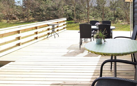 Dane - 500M from the Sea: Dak, Huis, Land Lot, Huis, Verblijf, Landgoed, Garden Gebouwen, Schaduw, Blokhut, Landscaping