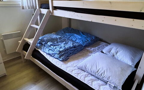Dane - 500M from the Sea: Stapelbed, Hout, Bed, Slaapkamer, Verdieping, Flooring, Meubilair, Bedding, Interieur Ontwerp, Laken