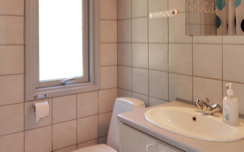 Dane - 500M from the Sea: Wastafel In De Badkamer, Loodgieterswerkinrichting, Badkamer, Wastafel, Muur, Interieur Ontwerp, Flooring, Verdieping, Kraan, Badkamerkast