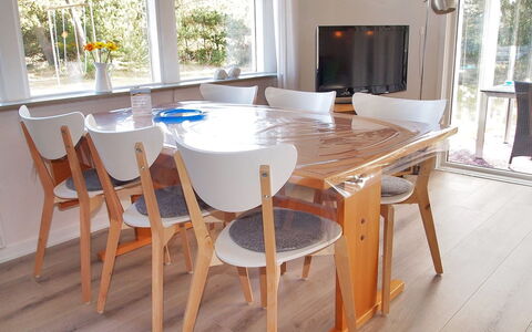 Dane - 500M from the Sea: Dak, Huis, Land Lot, Huis, Verblijf, Landgoed, Garden Gebouwen, Schaduw, Blokhut, Landscaping
