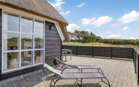 Rother - 100M from the Sea: Huis, Verblijf, Dak, Garden Gebouwen, Schaduw, Schuur, Backyard, Buitenmeubels, Werf, Gazon