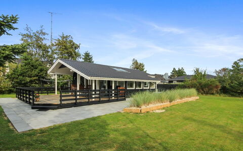 Hildegarde - 900M from the Sea: Schaduw, Gazon, Outdoor Structuur, Ontwerp, Werf, Landscaping, Veranda, Park, Boerderij, Hek