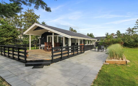 Hildegarde - 900M from the Sea: Veranda, Schaduw, Hardwood, Dek, Outdoor Structuur, Plank, Ontwerp, Beits, Pergola, Gang