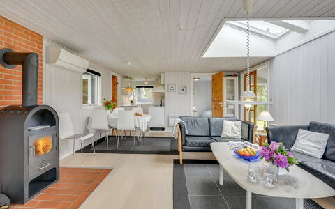 Hildegarde - 900M from the Sea: Interieur Ontwerp, Flooring, Hout, Bankstel, Meubilair, Plafond, Verdieping, Woonkamer, Kamer