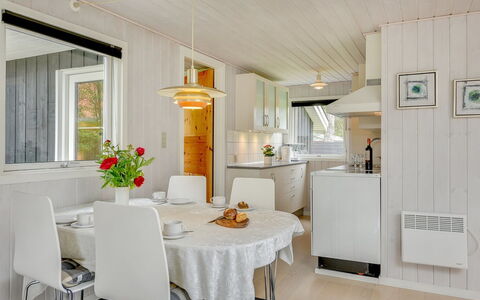 Hildegarde - 900M from the Sea: Interieur Ontwerp, Flooring, Meubilair, Hout, Plafond, Keuken, Lichte Inrichting, Verdieping, Countertop, Kamer