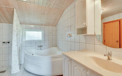 Hildegarde - 900M from the Sea: Loodgieterswerkinrichting, Flooring, Interieur Ontwerp, Hout, Plafond, Verdieping, Badkamer, Wastafel, Wastafel In De Badkamer, Bad