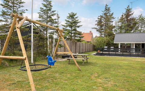 Hildegarde - 900M from the Sea: Speeltoestel, Schommel, Speelplaats, Schaduw, Park, Tuin, Gazon, Backyard, Ladder, Werf