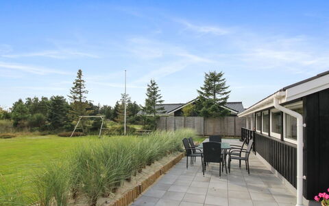 Hildegarde - 900M from the Sea: Land Lot, Dak, Huis, Tuin, Schaduw, Landscaping, Gazon, Werf, Landgoed, Backyard