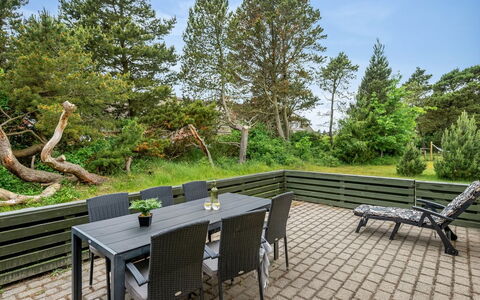 Urda - 1Km from the Sea: Meubilair, Buitenmeubels, Buitentafel, Tuin, Stoel, Hardwood, Schaduw, Dek, Landscaping, Beits
