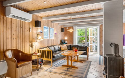 Urda - 1Km from the Sea: Meubilair, Hout, Interieur Ontwerp, Flooring, Plafond, Verdieping, Bankstel, Kamer, Woonkamer, Huis