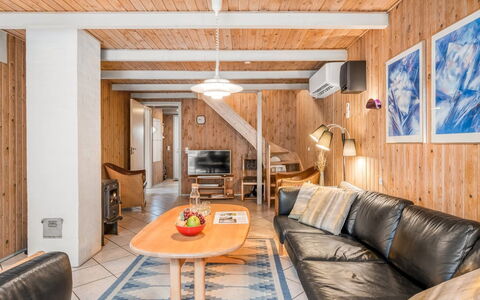 Urda - 1Km from the Sea: Hout, Plafond, Meubilair, Huis, Kamer, Hardwood, Woonkamer, Blokhut, Verblijf, Stoel