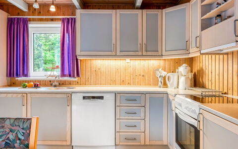 Urda - 1Km from the Sea: Keuken, Hout, Interieur Ontwerp, Countertop, Major Appliance, Toestel Van De Keuken, Cabinetry, Kamer, Meubilair, Plafond