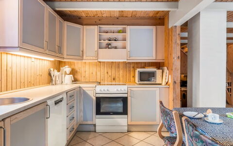 Urda - 1Km from the Sea: Keuken, Hout, Countertop, Interieur Ontwerp, Flooring, Major Appliance, Plafond, Cabinetry, Verdieping, Toestel Van De Keuken