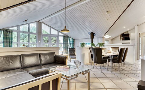 Guththorm - 600M from the Sea: Plafond, Interieur Ontwerp, Bankstel, Meubilair, Flooring, Verdieping, Woonkamer, Lichte Inrichting, Stoel