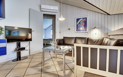 Guththorm - 600M from the Sea: Interieur Ontwerp, Meubilair, Flooring, Plafond, Verdieping, Bankstel, Kamer, Verlichting, Woonkamer, Appartement
