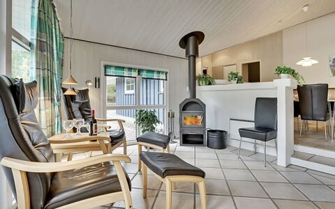 Guththorm - 600M from the Sea: Meubilair, Interieur Ontwerp, Flooring, Hout, Plafond, Verdieping, Stoel, Woonkamer, Verlichting, Tafel