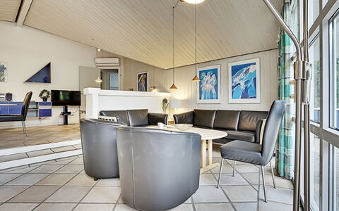 Guththorm - 600M from the Sea: Meubilair, Interieur Ontwerp, Flooring, Bankstel, Plafond, Verdieping, Woonkamer, Verlichting, Stoel