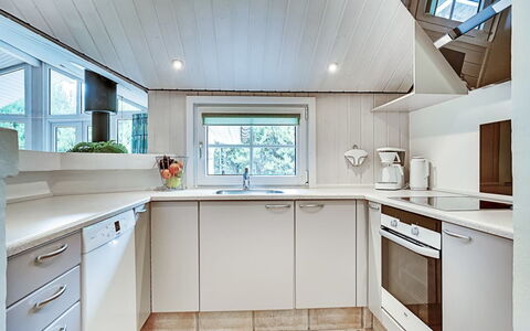 Guththorm - 600M from the Sea: Interieur Ontwerp, Flooring, Plafond, Keuken, Hout, Countertop, Verdieping, Cabinetry, Loodgieterswerkinrichting, Lichte Inrichting