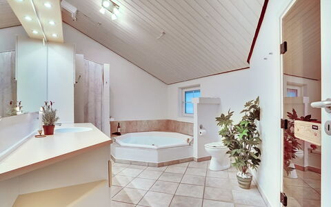 Guththorm - 600M from the Sea: Interieur Ontwerp, Plafond, Flooring, Verdieping, Loodgieterswerkinrichting, Kamer, Lichte Inrichting, Bad, Loodgieter, Badkamer