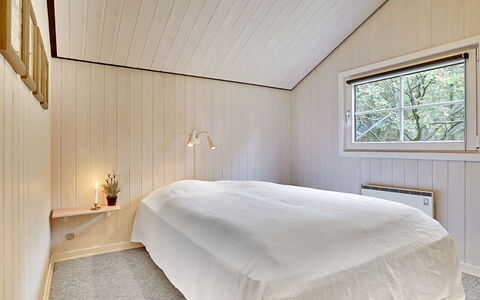 Guththorm - 600M from the Sea: Hout, Plafond, Flooring, Verdieping, Interieur Ontwerp, Slaapkamer, Huis, Kamer, Bed, Lichte Inrichting