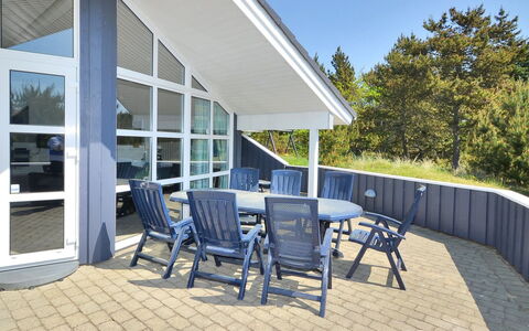 Guththorm - 600M from the Sea: Huis, Veranda, Deur, Schaduw, Verblijf, Siding, Dek, Landgoed, Stoel, Hardwood