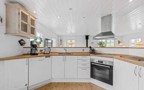 Dortea - 600M from the Sea: Flooring, Hout, Interieur Ontwerp, Plafond, Verdieping, Countertop, Keuken, Cabinetry, Huishoudapparatuur, Toestel Van De Keuken