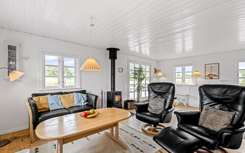 Dortea - 600M from the Sea: Meubilair, Hout, Interieur Ontwerp, Plafond, Flooring, Houten Vloer, Huis, Verdieping, Verlichting, Woonkamer