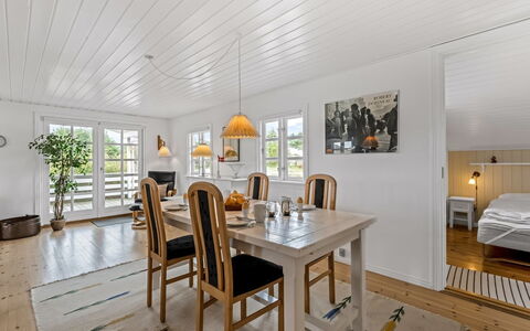 Dortea - 600M from the Sea: Hout, Interieur Ontwerp, Plafond, Flooring, Verdieping, Meubilair, Houten Vloer, Huis, Lichte Inrichting, Eetkamer