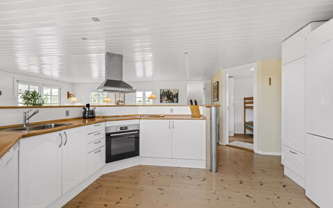 Dortea - 600M from the Sea: Flooring, Hout, Verdieping, Plafond, Interieur Ontwerp, Houten Vloer, Countertop, Cabinetry, Keuken, Meubilair