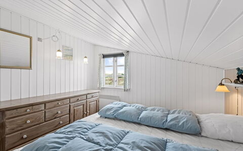 Dortea - 600M from the Sea: Plafond, Interieur Ontwerp, Hout, Slaapkamer, Flooring, Verdieping, Bed, Verlichting, Bedding, Laken