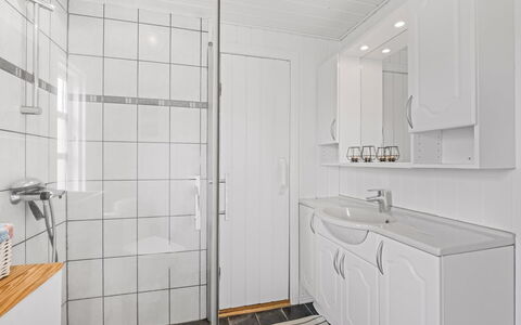 Dortea - 600M from the Sea: Flooring, Loodgieterswerkinrichting, Verdieping, Wastafel, Wastafel In De Badkamer, Interieur Ontwerp, Badkamerkast, Badkamer, Kraan, Loodgieter