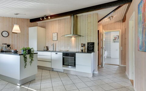 Jess - from the Sea: Keuken, Flooring, Interieur Ontwerp, Hout, Plafond, Lichte Inrichting, Verdieping, Countertop, Meubilair, Cabinetry